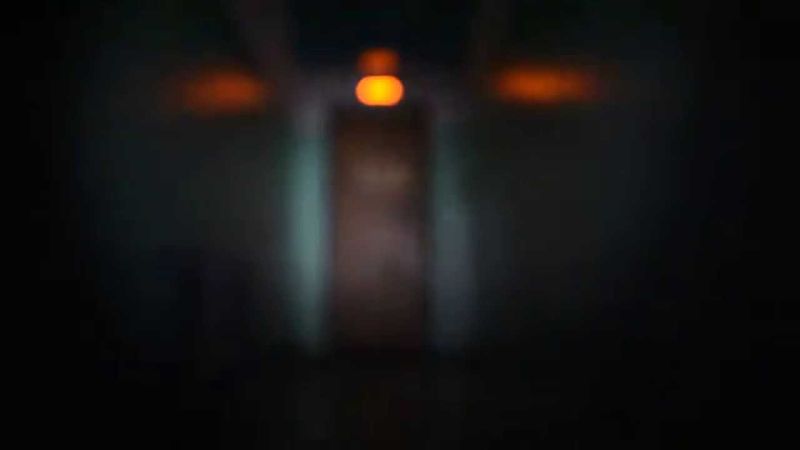 Тёмный размытый  коридор с дверью Футаж horror