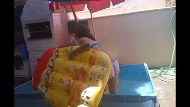 Menina, brincadeira da piscina com amigo. Vídeo 2