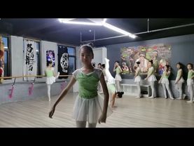 Dance girl training daily.(291)