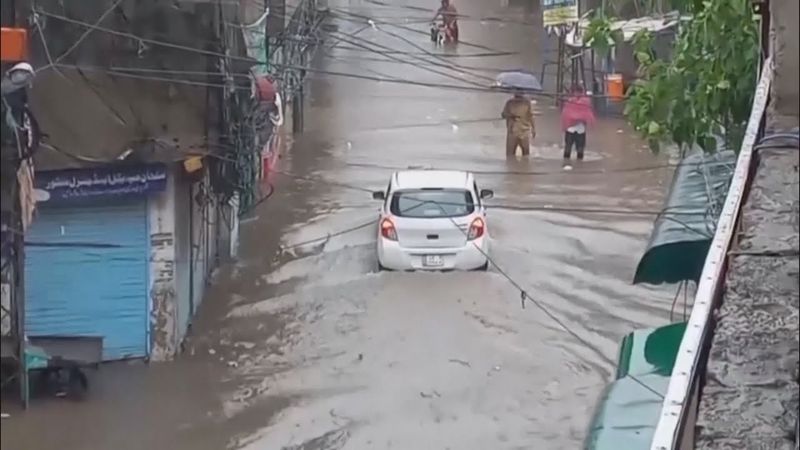 Ливень затопил пакистанский Лахор: есть погибшие