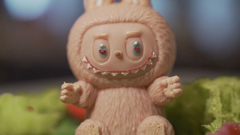 Десерт в виде игрушки Лабубу предлагает ресторан в Москве