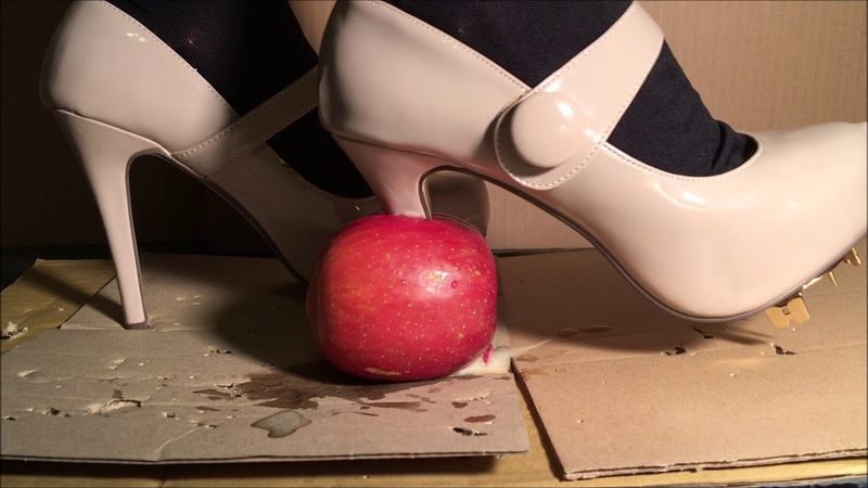 She crushed on apple by  stiletto pumps with spike. スパイク付きパンプスで リンゴを串刺しにして踏み潰す