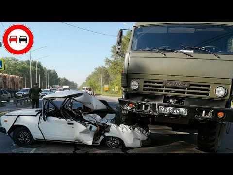 Как Такое Возможно? Регистратор зафиксировал страшное ДТП. Осеннее Обострение.