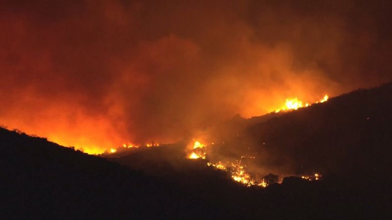 Европа борется с лесными пожарами, а в Азии ливни, наводнения и оползни