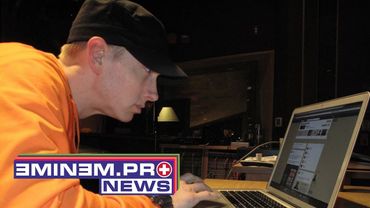 Eminem plays video games xD