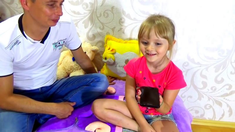 Маргарита играет с сестрой Лера спряталась в шкафу