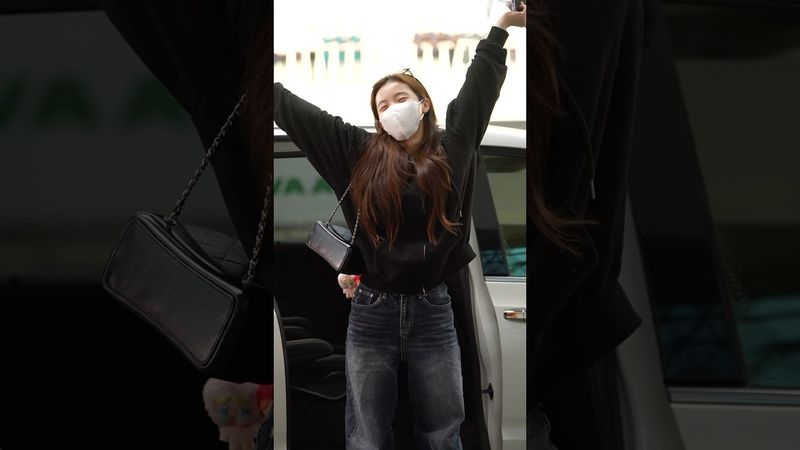 一臉就還沒睡醒的多慧 下車直接先伸了個大懶腰🤣@lee_dahye #李多慧 #이다혜 #cheerleader #fancam #shorts