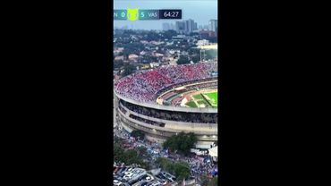 Torcida do Santos deixa o Morumbi durante a goleada sofrida contra o Vasco
