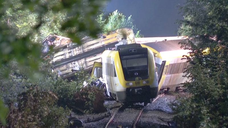 В Германии поезд сошёл с рельсов: 3 погибших и более 50 пострадавших