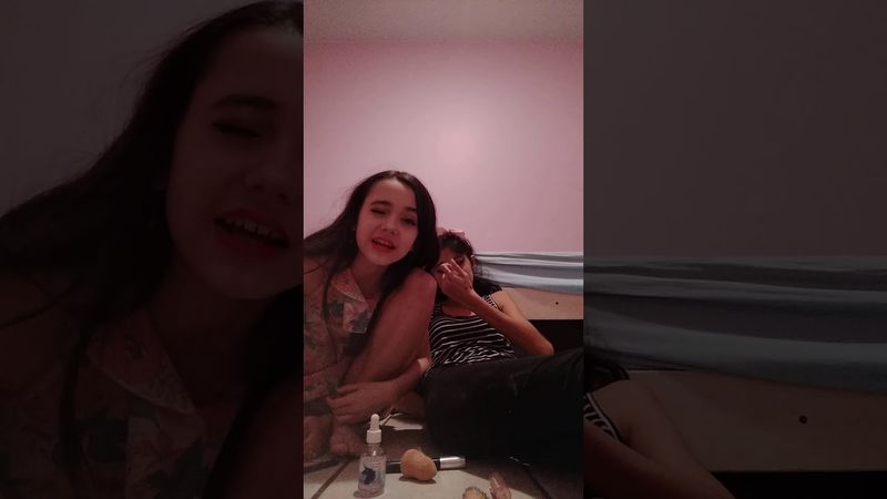 Minha amiga maquiando a dona do canal de olhos fechados parte 3