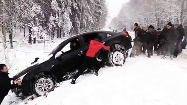 ВЗАИМОПОМОЩЬ НА ДОРОГАХ! СЛУЧАИ КОГДА ВОДИТЕЛИ ПОМОГЛИ ДРУГ ДРУГУ! / MUTUAL ASSISTANCE ON THE ROADS!