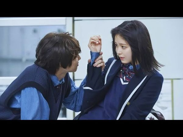 بنت قبيحة بتعترف بحبها لزميلها ف بيحرجها وبيعقدها ولكن بترجع بالزمن عشان تندمه وهى جميلة