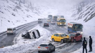 Icy road madness - caught on camera (TOTAL CHAOS)