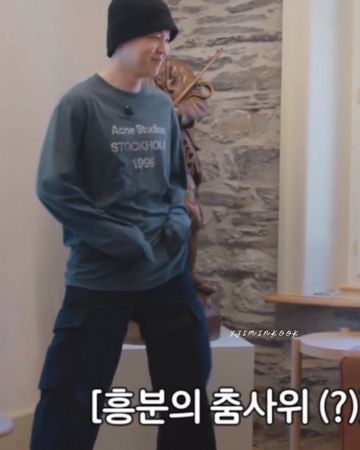 Jimin is THE cutest person EVER 🤏🏻 his little dances i can’t #jimin #...