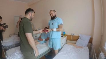 Zelensky awards wounded Ukrainian soldiers in Kharkiv hospital | AFP