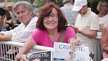 80-летняя фанатка стоит в очередях, чтобы встретиться со звёздами в Каннах