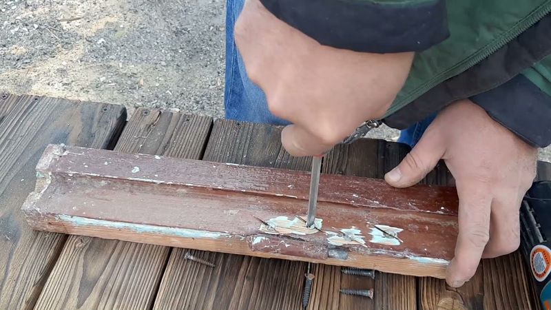 Как выкрутить старый, ржавый шуруп?