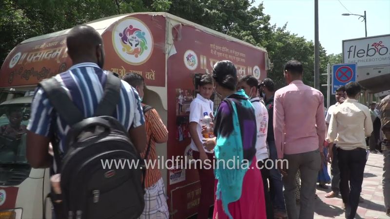 A food van from Rajasthan is offering free food near Safdarjung Hospital in New Delh