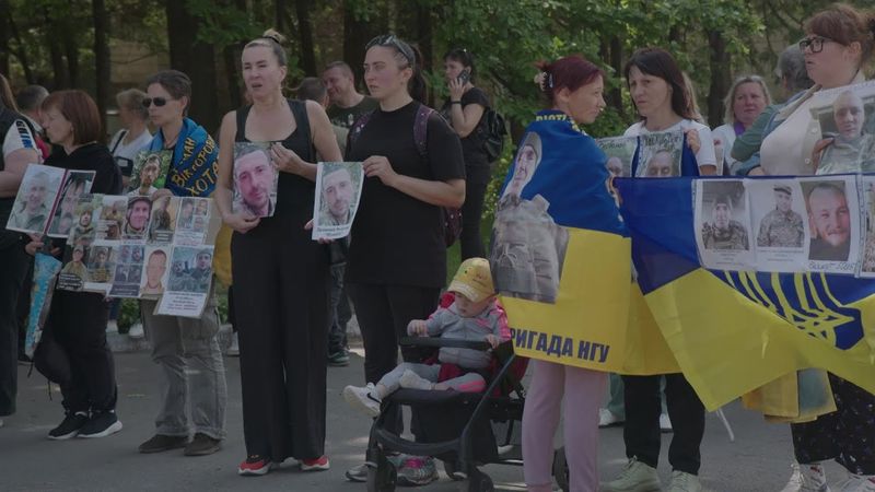 Ukrainians released in first stage of prisoner swap with Russia return to families | AFP