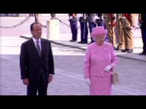Queen Elizabeth II and French President lay a wreath at the Tomb of the Unknown Soldier