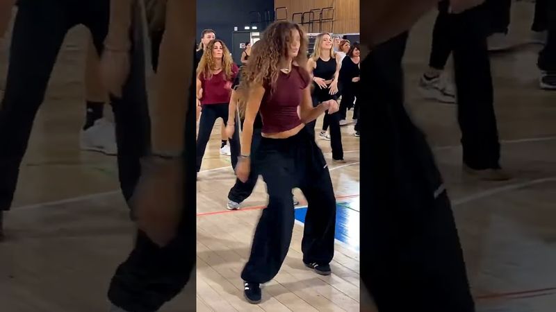 Soltinha no Hype 😈❤️‍🔥 #dancinha #dance #coreografia #sarro #pop #passinho #rave