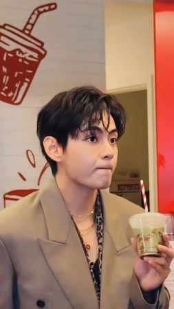 he's such a baby🐻🤎 #taehyungxtirtir #vxtirtirglobal  #taehyung #thv 