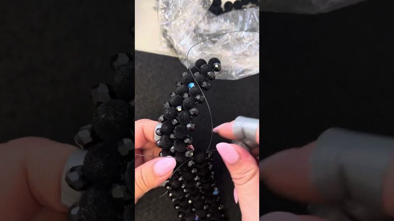 Закончилась леска, плетение сумки из бусин фиксируем двойным узлом, добавляем новую леску #tutorial