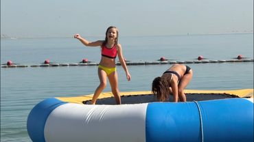 Siamo a Doha. Stiamo provando il loro cibo. Sasha ha comprato Ronaldo. Nika Life