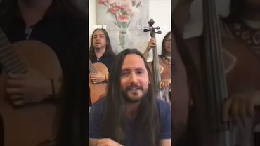 Гурт з Колумбії заспівав українькою росіянкам в чат-рулетці #shorts #музика #новини