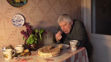 Геннадий Горин ест под грустную песню