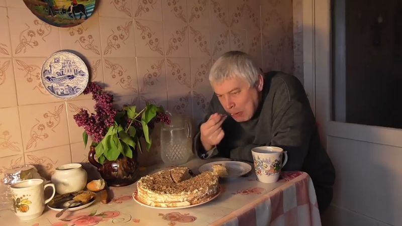 Геннадий Горин ест под грустную песню