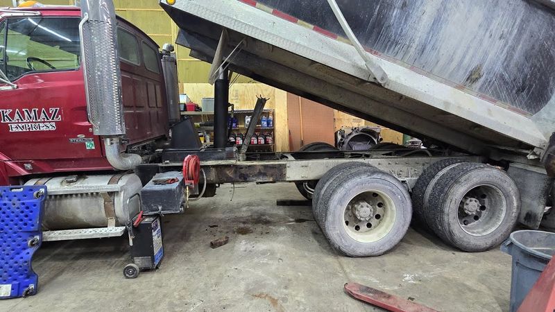 Готовлю самосвал для уборки после урагана.