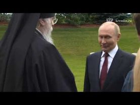 Путин почтил советских героев на Аляске и встретился с своими, хотя они американцы