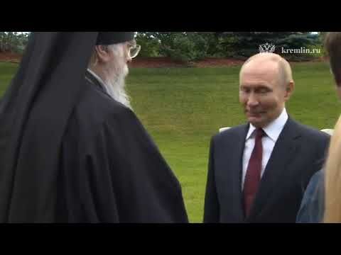 Путин почтил советских героев на Аляске и встретился с своими, хотя они американцы