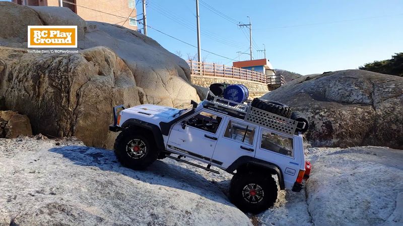 RC Car XtraSpeed SCX10 Jeep Cherokee Creek Rock Crawling