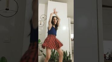 Pretty girls walk like this 🎵