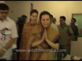 सोनिया गांधी और उनसे छोटी उम्र की प्रियंका वाड्रा ने बाल चिकित्सालय का दौरा किया