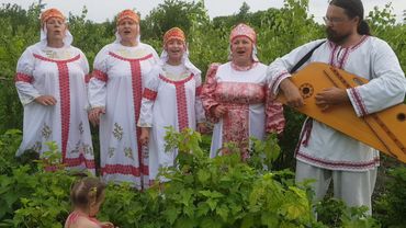 Песня "Смородина" исполняет ансамбль "Былина"