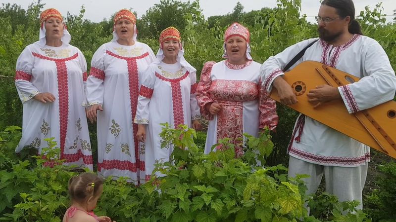 Песня "Смородина" исполняет ансамбль "Былина"
