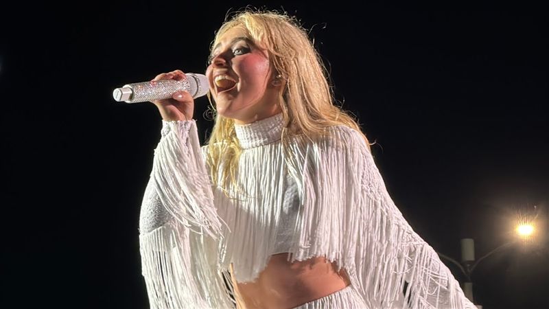 SABRINA CARPENTER LIVE @ LOLLAPALOOZA 2025