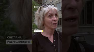 Приносять квіти до зруйноваго будинку в Києві