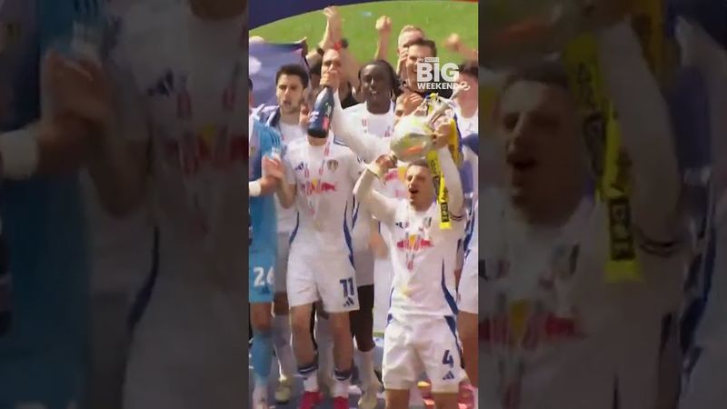 Leeds lift the Championship Trophy! 🏆