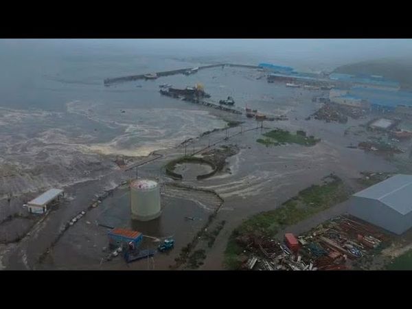 Watch the video: Several injured in Russia after earthquake and tsunami