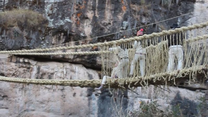 Подвесной мост инков обновили в Перу