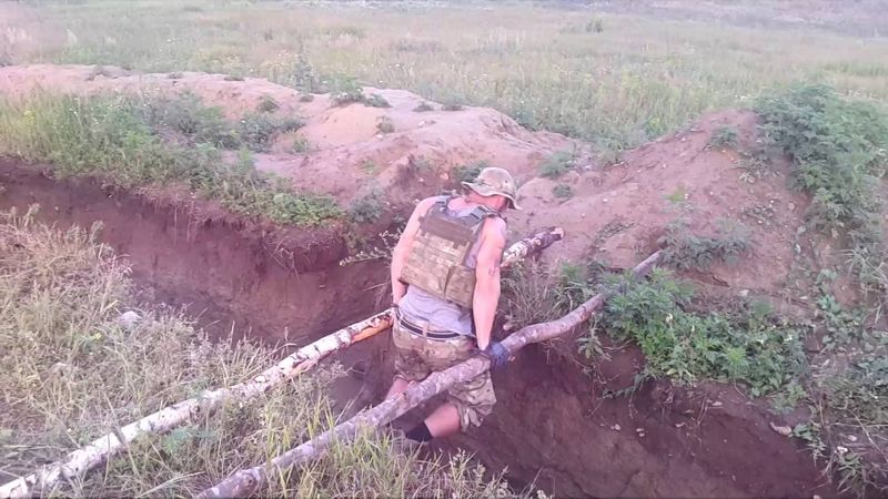 Спорт в условиях войны. Брусья в окопе.