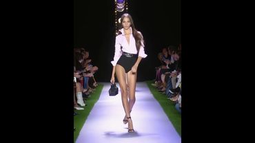 Supermodel yasmin wijnaldum, her tablecloth is so iconic!#yasminwijnaldum