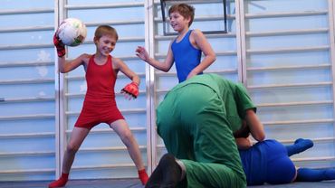 Big guy vs. little wrestlers