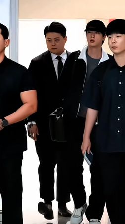 Jin berangkat ke Milan 🥰#seokjin #jin #airport #milanfashionweek 