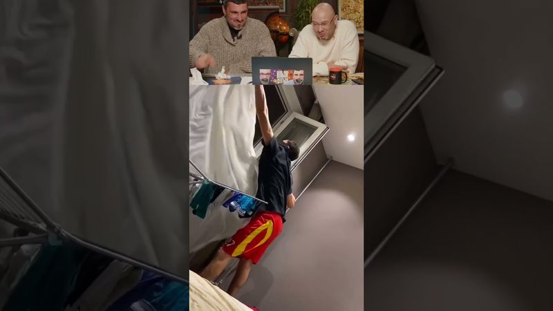 ЧЁ ОН ТВОРИТ ? 😂 СМОТРЕТЬ ДО КОНЦА 😂😂😂😂 #shorts