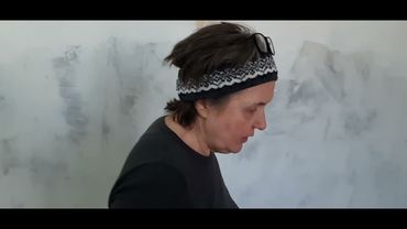 Шпаклюю потолок. Показываю мою "лампу Лосева" за 200р, мой инструмент, и результат после сетки